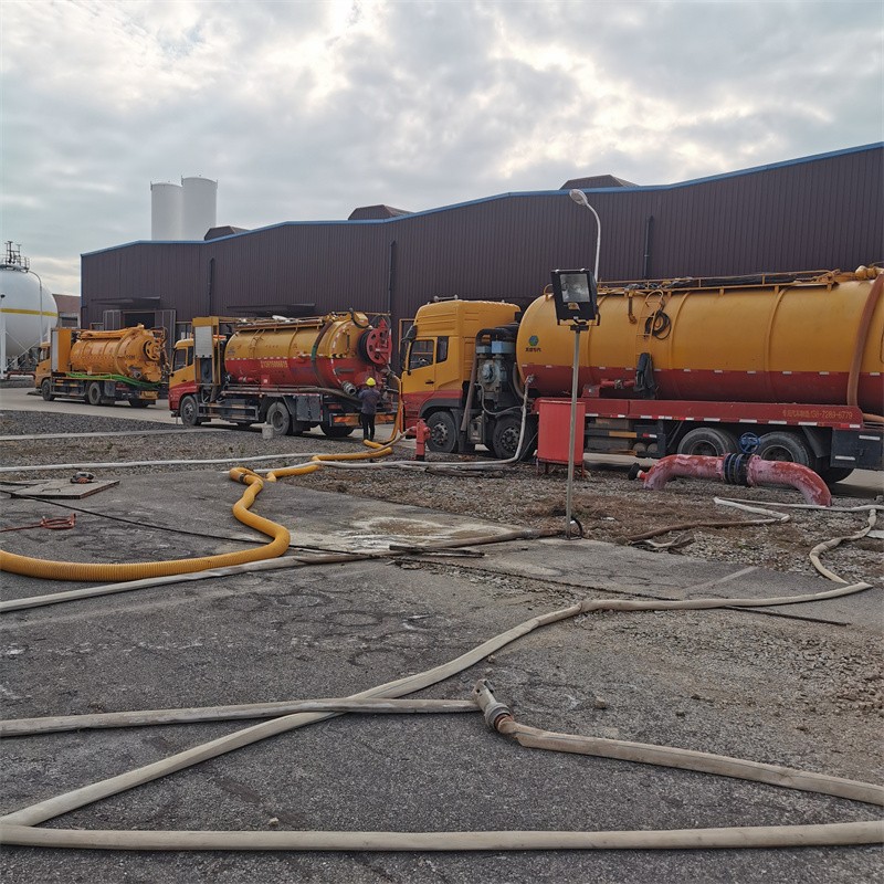 阳日镇污水池清理