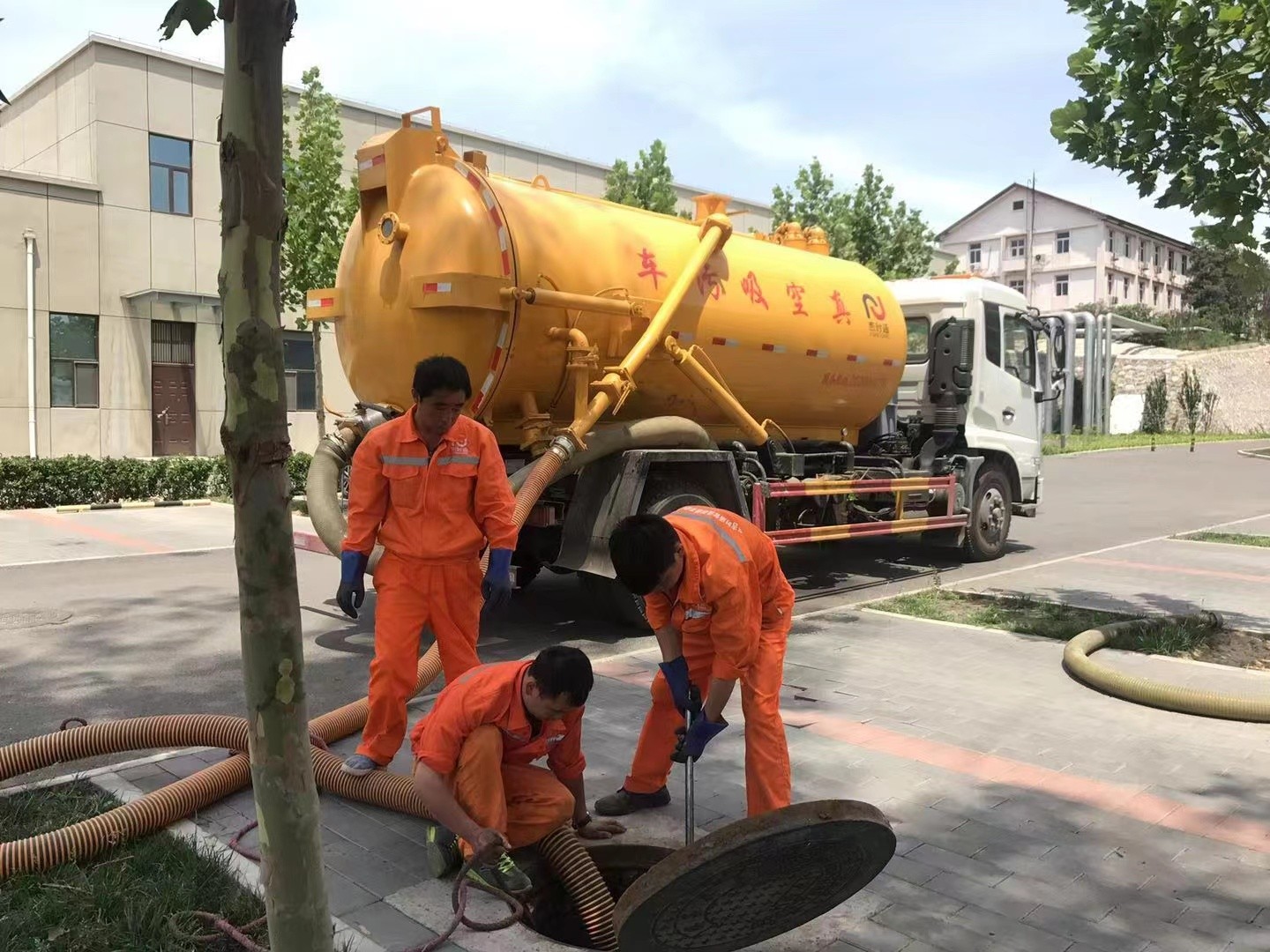 阳日镇管道疏通车停在窨井附近