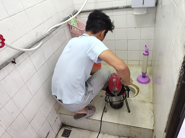 阳日镇管道堵塞冒臭气 专业师傅现场解决问题